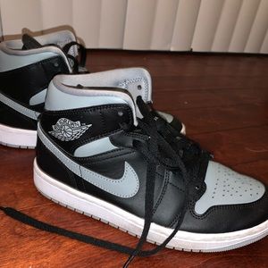 Barely worn air jordan’s!🖤